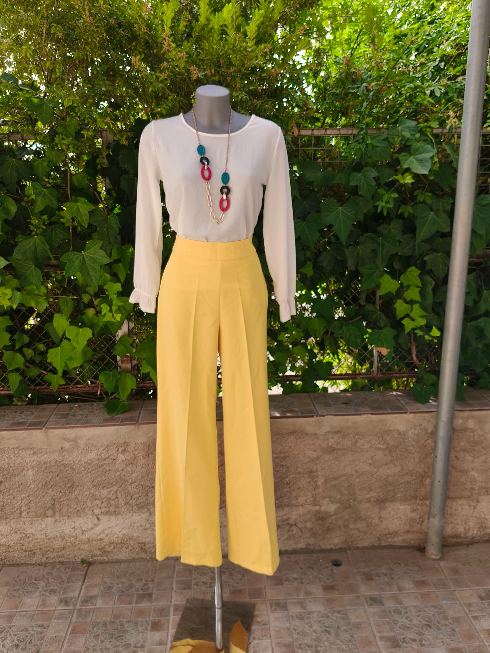 Pantalón ancho fluido amarillo